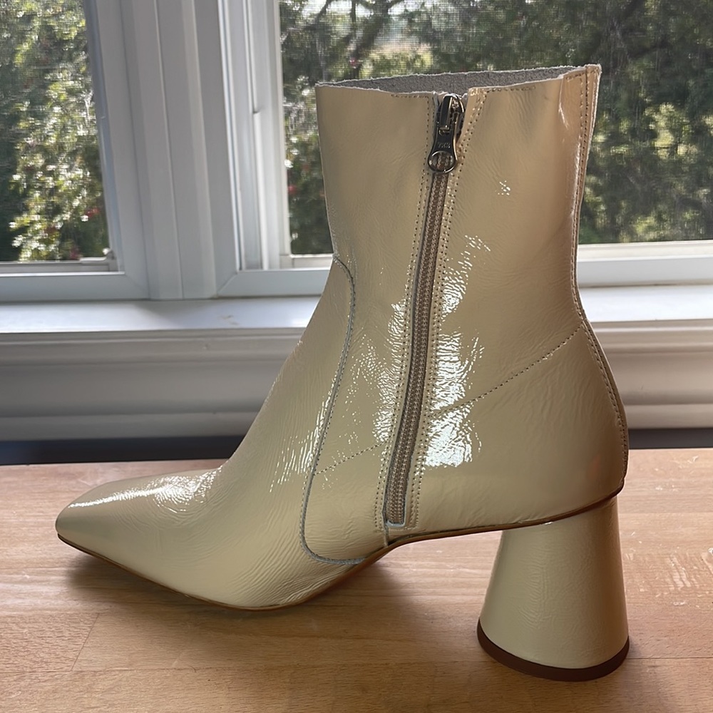 NEW in box! 100% Leather Boots in Rich, Cream colour, Size 40, 3X Host Pick! - Picture 5 of 5